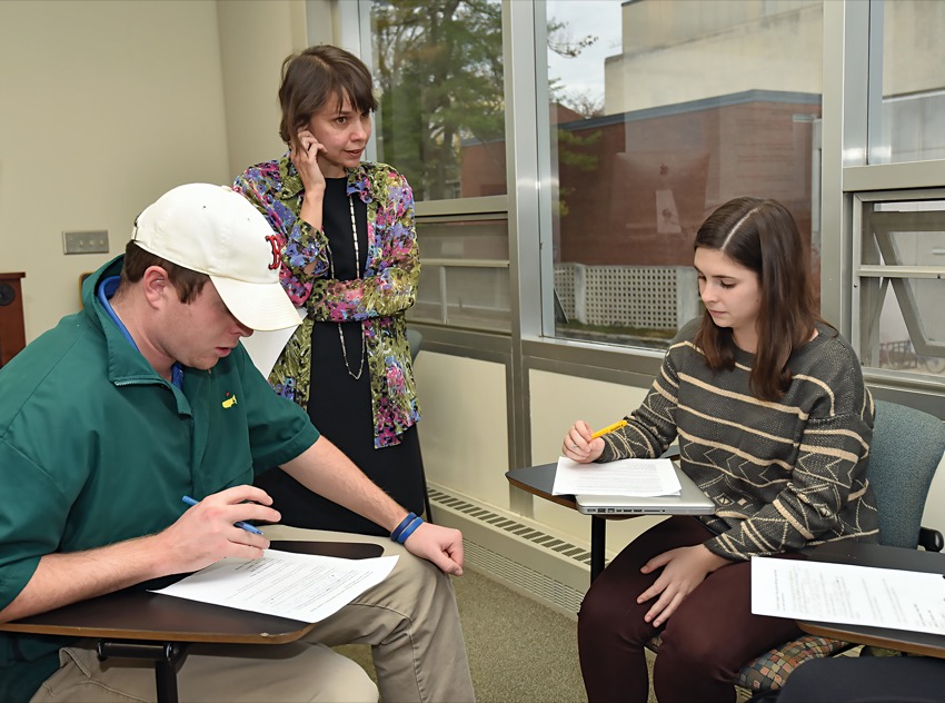 Professor Lisa Lebduska works with students on a brief exercise on editing for wordiness.