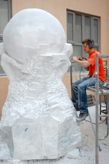 Evan Morse ’09 works on a sculpture.