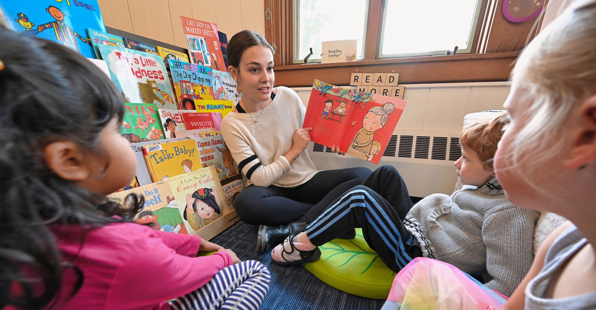 Eleanor Guerin ’23 reads a story to children