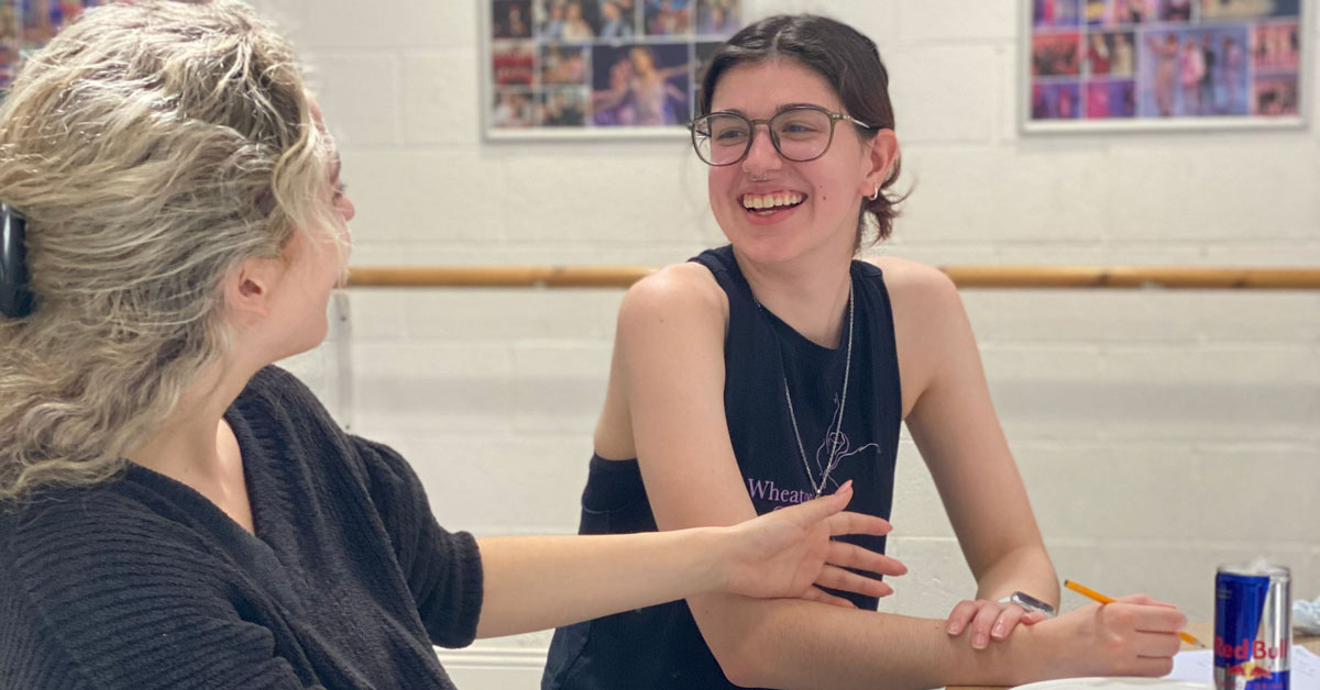 Sydney Alves ’25 talks with her supervisor at the Independent Theatre Workshop