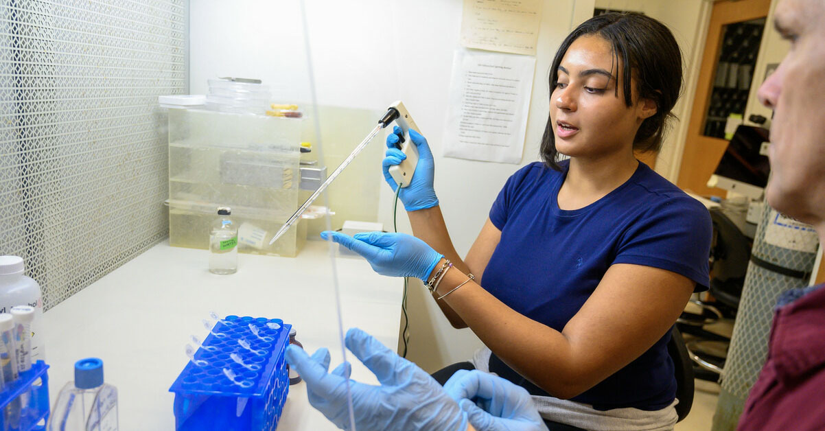 Rubi Gonzalez ’28 works on research with Professor Bob Morris.